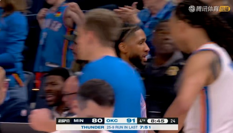 乐鱼-行云流水！雷霆连续展现团队配合打出一波25-9重新领先到两位数