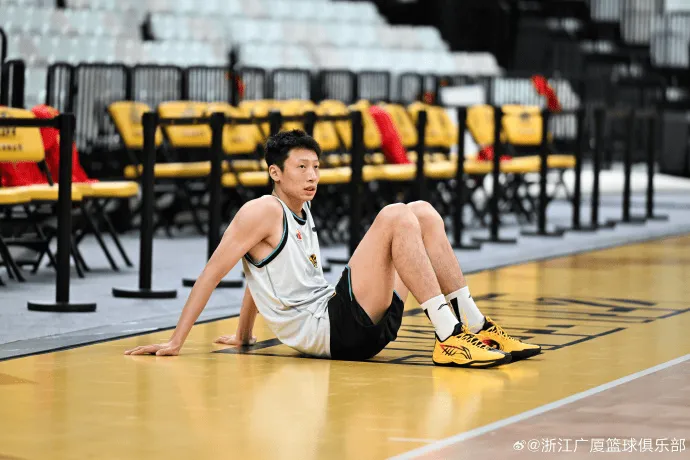 乐鱼-广厦男篮分享球队训练图集并配文：备战G5，今日前往上海