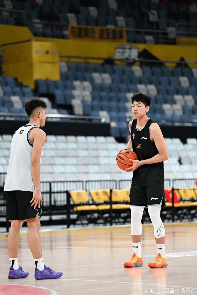 乐鱼-广厦男篮分享球队训练图集并配文：备战G5，今日前往上海