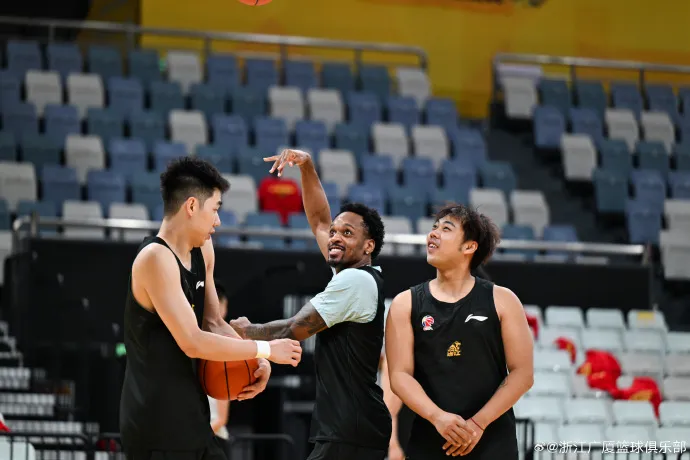 乐鱼-广厦男篮分享球队训练图集并配文：备战G5，今日前往上海